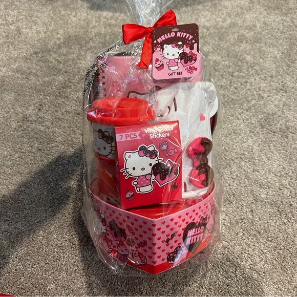 Hello Kitty Valentine's Day Heart Box Gift Set - SAME DAY SHIP - Picture 5 of 5